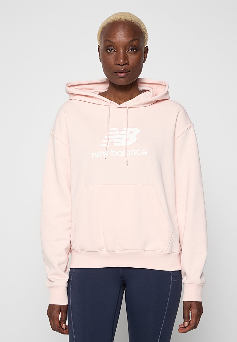 Sudadera con capucha de color rosa claro con el logotipo blanco de "New Balance", que cuenta con un bolsillo frontal y puños acanalados, hecha de una tela suave y texturizada.