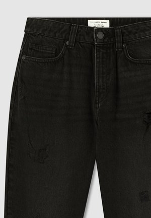 I jeans di denim neri presentano una vita alta, dettagli strappati e un design tradizionale a cinque tasche con chiusura a bottone frontale.