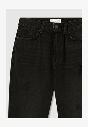 Czarne dżinsy charakteryzują się wysokim stanem, przetarciami oraz tradycyjnym pięciopakowym designem z zapięciem na guzik z przodu.