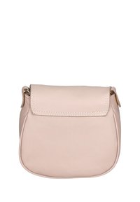 Borsa a mano in pelle rosa chiaro con forma arrotondata, chiusura a patta e dettagli di cucitura sottili. Texture liscia, design minimalista.