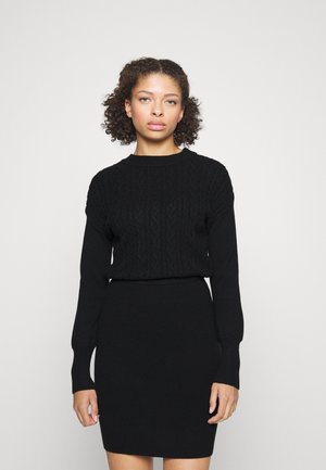 Schwarzes Strickkleid mit strukturiertem Zopf-Muster, langen Ärmeln und taillierter Silhouette, aus einem weichen, dehnbaren Stoff gefertigt.