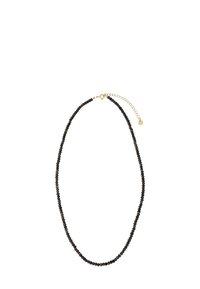 Czarny naszyjnik z koralików o heksagonalnym kształcie, z małymi złotymi akcentami i łańcuszkiem przedłużającym dla regulowanej długości.