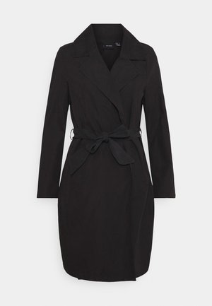 Cappotto lungo nero realizzato in tessuto liscio, con colletto a riferimento, maniche lunghe, vita con cintura e design a un solo petto.