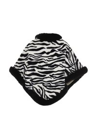Poncho cu imprimeu zebra, realizat dintr-un material pufos cu dungi negre și albe, cu margini negre și un design ergonomic pentru căldură.