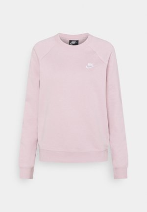 Sweatshirt Nike rose clair à manches longues, col rond, avec un petit logo Nike blanc sur le côté gauche de la poitrine.