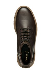 Chaussure en cuir marron avec un bout arrondi, un système de laçage, une fermeture éclair sur le côté et une semelle en caoutchouc. Doublure intérieure douce avec un détail de logo.