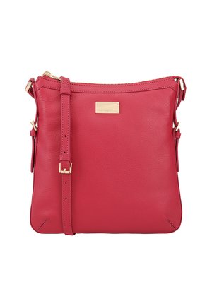 Sac en cuir rouge à bandoulière avec quincaillerie dorée, fermeture zippée et sangle ajustable. Il présente une texture lisse et une forme rectangulaire.