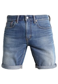 Ljusblå denimshorts med en klassisk femfickedesign, vackert uppvikta kanter och kontrasterande sömmar. Har en metallknapp och dragkedjestängning.