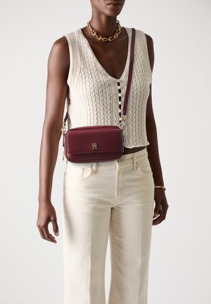 Tommy Hilfiger ICON CAMERA BAG - Sac bandoulière - deep rouge