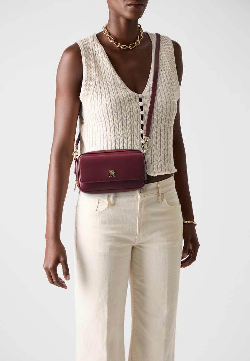 Tommy Hilfiger ICON CAMERA BAG - Schoudertas - deep rouge