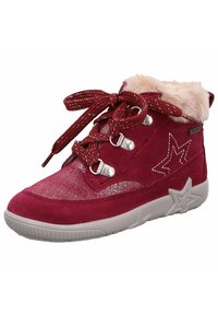 Rote Wildleder High-Top Sneaker mit texturierten silbernen Akzenten, Futter aus Fell und Sternmotiven. Verfügt über Metallösen und eine dicke Gummisohle.