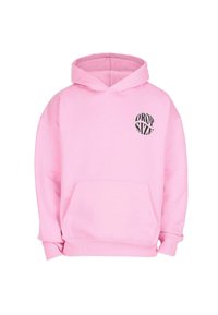 Helle rosa Kapuzenpullover mit Fronttasche, Kapuze und schwarzem, kreisförmigem Textlogo mit der Aufschrift "DROP SIZE" auf der linken Brust.