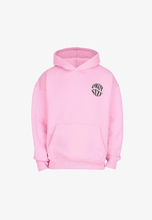 Heled roosa kapuutsiga särk, millel on esiküljel tasku ja must ümmargune teksti logo vasakul rinnal, millel on kiri "DROP SIZE".