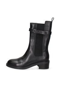 Zwarte leren enkelboot met elastische zijpanelen, een ronde hardwareaccent en een lage blokhak. Gladde textuur, elegante uitstraling.