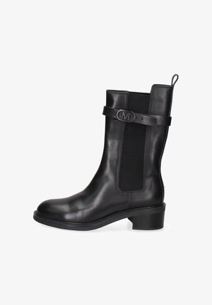 Botte chelsea en cuir noir avec des panneaux latéraux élastiques, un accent en matériel circulaire et un petit talon bloc. Texture lisse, design épuré.