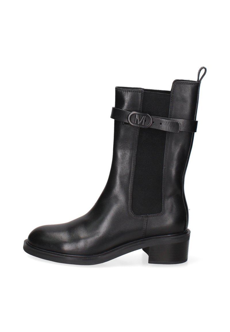 Zwarte leren enkelboot met elastische zijpanelen, een ronde hardwareaccent en een lage blokhak. Gladde textuur, elegante uitstraling.