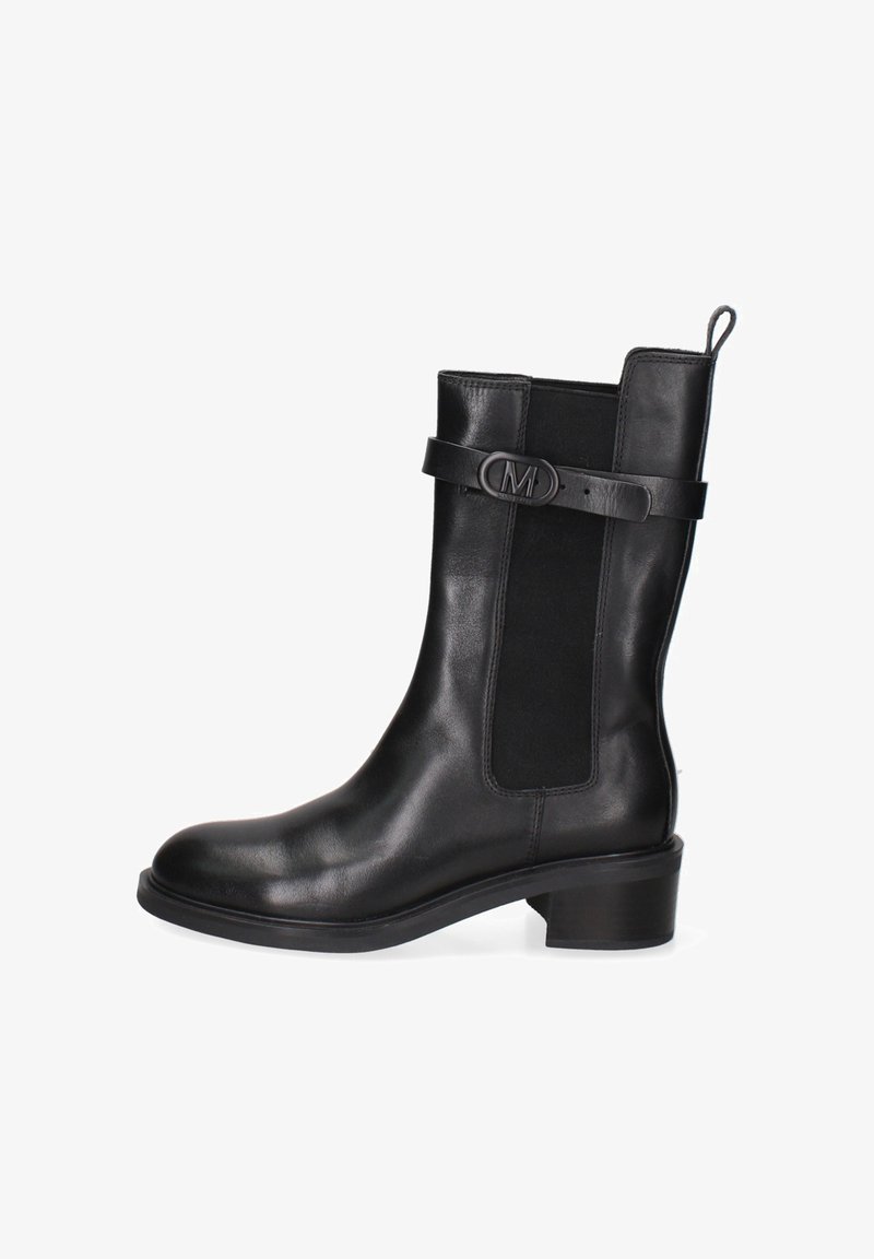 Zwarte leren enkelboot met elastische zijpanelen, een ronde hardwareaccent en een lage blokhak. Gladde textuur, elegante uitstraling.