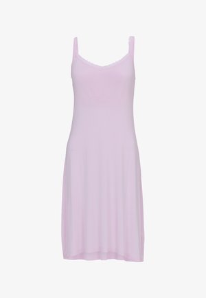 Różowa, bezrękawnikowa sukienka do kolan z cienkimi ramiączkami i delikatnym dekoltem w kształcie litery V.