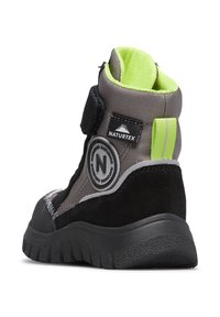 Stivale grigio e nero con superficie testurizzata, accenti verde neon, chiusura a strap e suola con motivo, con logo Naturtex.