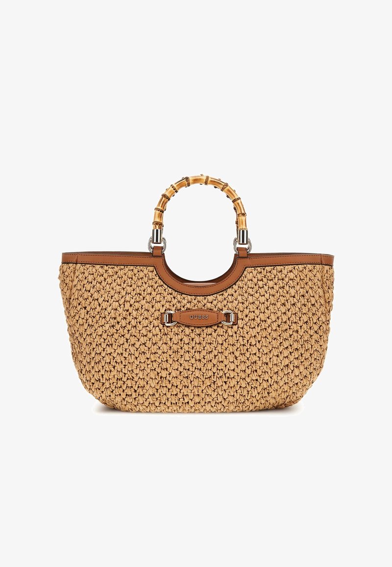 Sac à main tressé beige avec poignées en bambou, garniture en cuir marron et détail en métal centré avec le logo GUESS.