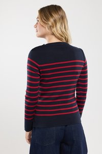 Navyblauw langemouwsweater met rode horizontale strepen, gekenmerkt door een ribbelstructuur en een ronde halslijn. De achterkant toont een eenvoudig ontwerp en pasvorm.