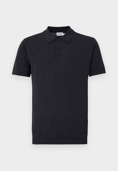 Polo noir à manches courtes avec col, patte de boutonnage à trois boutons et logo discret sur le côté gauche de la poitrine.