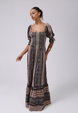 Robe maxi en tissu à motifs avec un col carré, des manches ballon et un ourlet à volants. Les couleurs incluent le noir, le beige et des accents dorés.