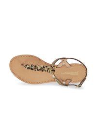 Sandal in pelle marrone con soletta con stampa leopardata, dettagli dorati e cinturino alla caviglia regolabile. Suola piatta con bordi cuciti.