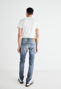 Replay WILLBI PANTS - Džíny Straight Fit - medium blue