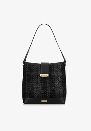 Bolso negro texturizado con una correa de cuero suave, que presenta un detalle de cierre dorado. Forma estructurada con un panel inferior en contraste.