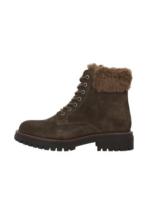 Stivale alla caviglia in suede marrone con colletto in pelliccia sintetica, otto occhielli in metallo per i lacci e una suola spessa e testurizzata in gomma.