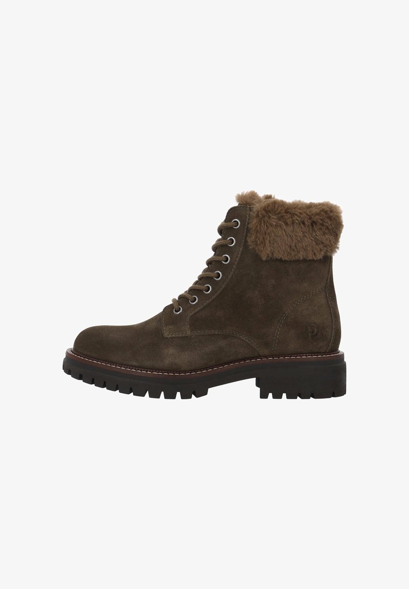 Stivale alla caviglia in suede marrone con colletto in pelliccia sintetica, otto occhielli in metallo per i lacci e una suola spessa e testurizzata in gomma.