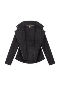 Giacca nera con un interno testurizzato foderato in pile. Presenta un ampio colletto, una zip frontale e maniche lunghe. Design semplice e moderno.