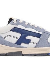 Sneaker mit einem weißen Mesh-Obermaterial, hellblauen Wildlederakzenten, einem blauen Lederlogo und einer beigen Gummisohle. Verfügt über weiße Schnürsenkel und Nähdetails.