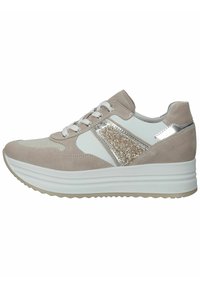 Beżowe zamszowe sneakersy z białą siateczkową cholewką, metaliczno-srebrnymi akcentami i błyszczącą boczną panelem na grubej białej podeszwie.