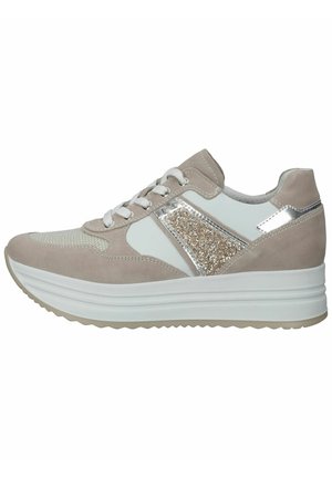 Beżowe zamszowe sneakersy z białą siateczkową cholewką, metaliczno-srebrnymi akcentami i błyszczącą boczną panelem na grubej białej podeszwie.