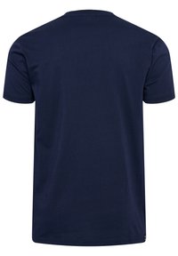 Gładki, ciemnoniebieski t-shirt z krótkim rękawem i okrągłym dekoltem, pokazany od tyłu, z minimalnie widocznymi szwami.