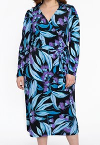 Zavinovací šaty s černým základem a odvážnými modrými a fialovými květinovými vzory. Dlouhé rukávy a detail s tkaničkou v pase zvýrazňují jejich design.