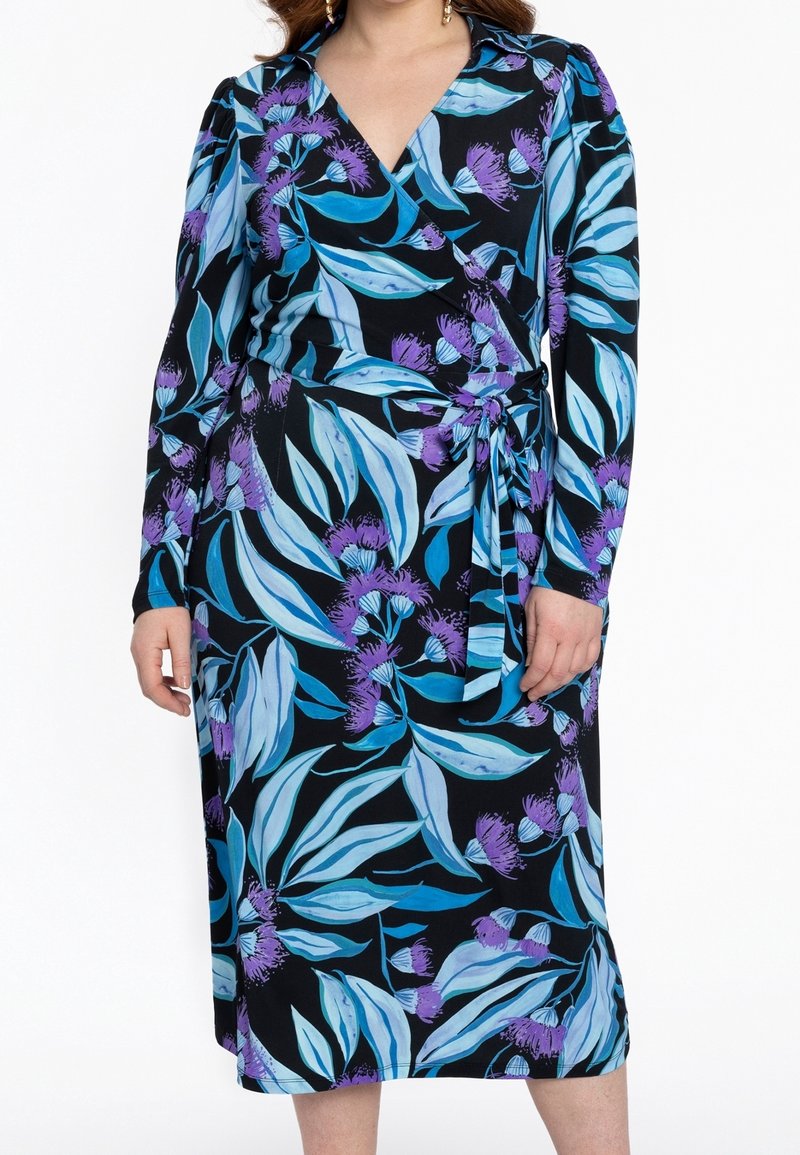 Zavinovací šaty s černým základem a odvážnými modrými a fialovými květinovými vzory. Dlouhé rukávy a detail s tkaničkou v pase zvýrazňují jejich design.