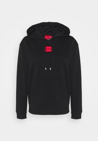 Sudadera con capucha negra de tela suave, con un bolsillo tipo canguro frontal, cordón ajustable y una etiqueta con logo rojo en el pecho.
