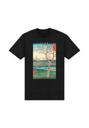 T-shirt noir avec un motif imprimé d'arbres en fleurs et de montagnes, avec un ciel bleu et des accents rouges, évoquant un paysage japonais classique.
