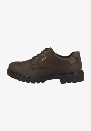 Brauner Lederschuh mit runder Zehenform, Schnürdesign, strukturierten Oberflächen und einer robusten schwarzen Gummisohle mit Traktionsmustern.