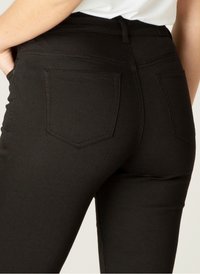 Zwarte denim jeans met een hoge tailleband, twee achterzakken en een gladde textuur, die een aansluitende vorm en strakke lijnen benadrukken.