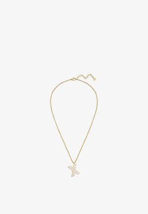 Guld kæde halskæde med en geometrisk vedhæng formet som et abstrakt bogstav X med diagonale striber.