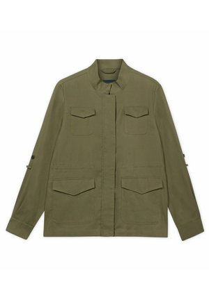 Giacca utility verde oliva con colletto alla coreana, maniche lunghe e quattro tasche con patta sul davanti, distesa su uno sfondo bianco.