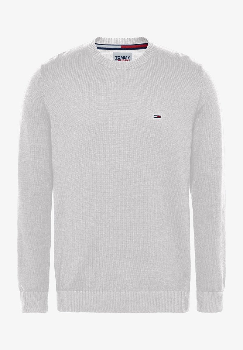 Hellgrauer Strickpullover mit Rundhalsausschnitt, langen Ärmeln, gerippten Bündchen und Saum sowie einem kleinen Logo auf der Brust.