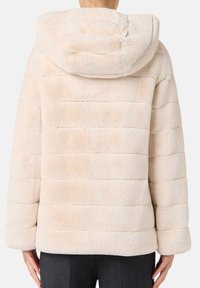 Lichtbeige faux fur jas met een capuchon, voorzien van horizontale strepen, een ontspannen pasvorm en een zachte textuur. De achterkant toont naaddetails.