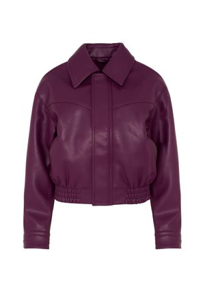 Veste courte en simili cuir violet avec manches longues, large col, fermeture avant dissimulée et taille élastiquée froncée.