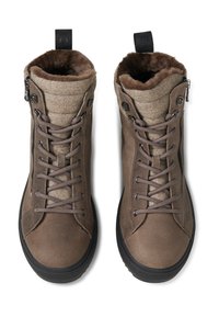 Bruine veterschoenen tot enkel met een gestructureerde bovenkant, een zachte voering en een ritssluiting aan de zijkant, met een robuuste zwarte zool en gestikte details.