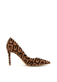 Scarpa con tacco alto a punta in marrone e beige, con un motivo geometrico, tessuto testurizzato e un sottile tacco a stiletto.